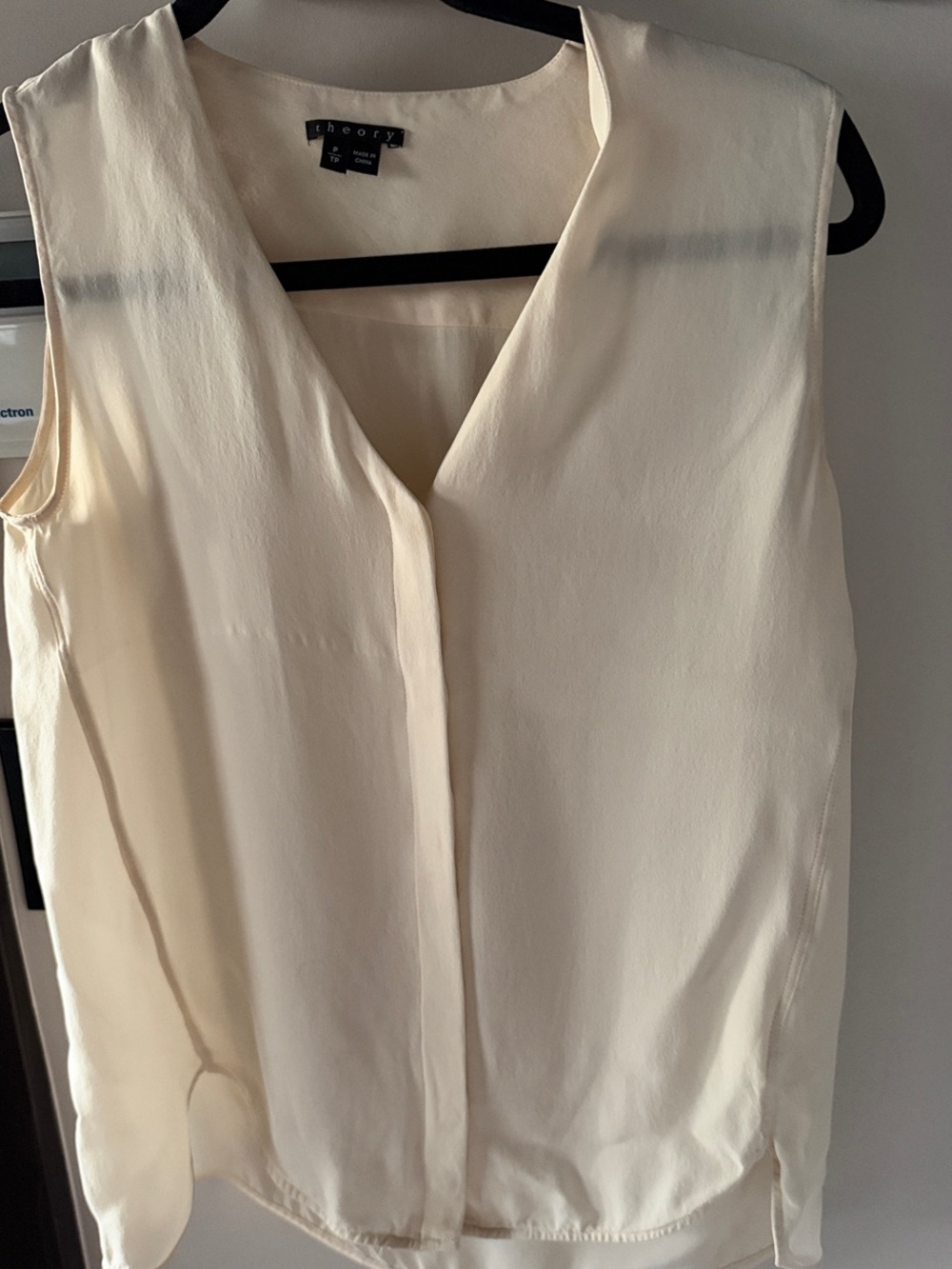 Theory Cream V-Neck Sleeveless Blouse